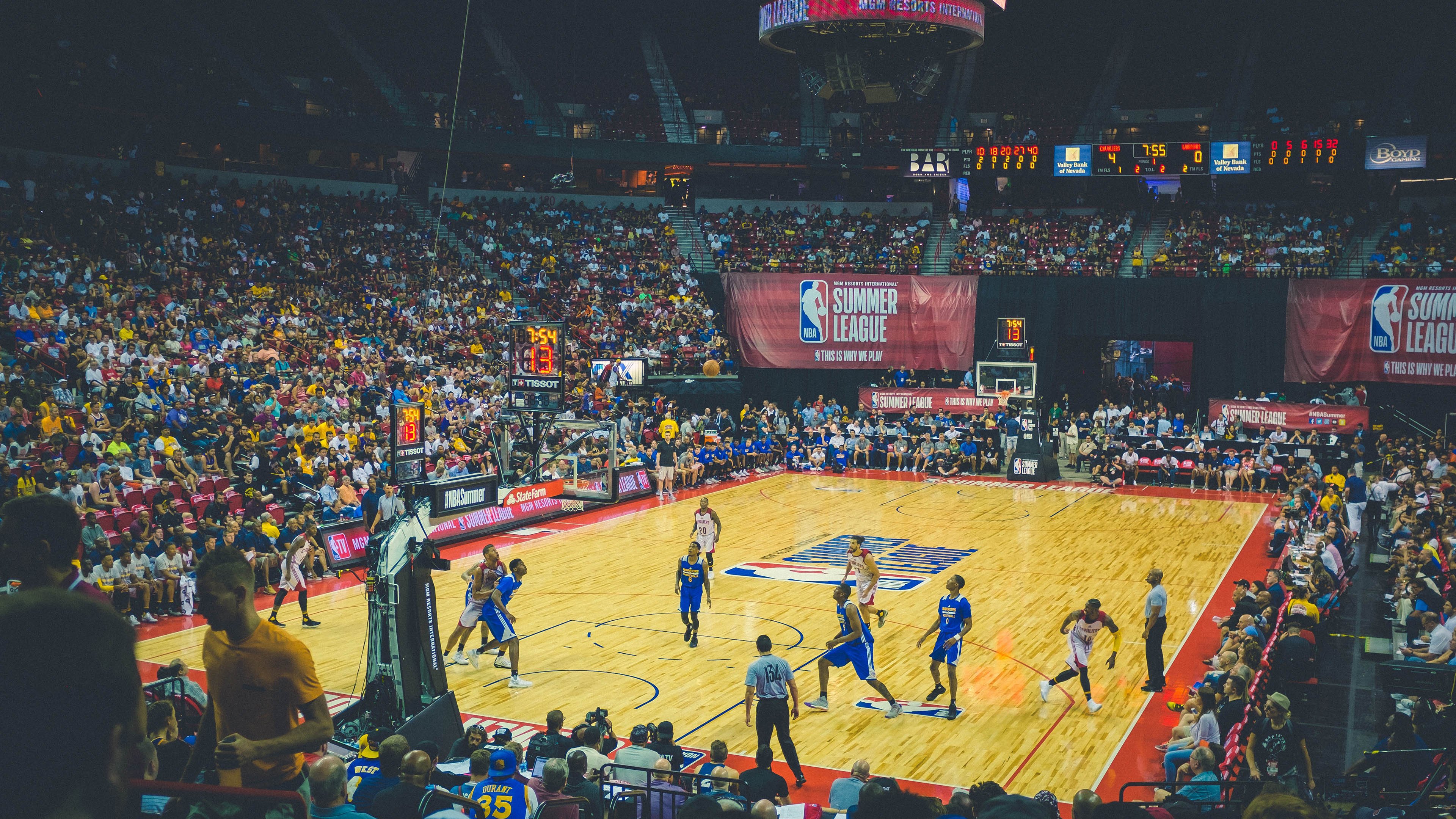 开云体育官方网入口-球迷自制“炸裂”影片：最震撼的比赛场景合集，球赛经典视频